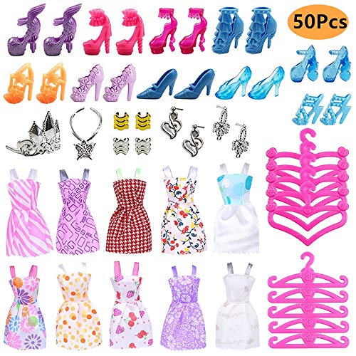 50PCS Ropa Zapatos y Accesorios para Muñeca con 10 Mini Vestidos de Moda, 10 Zapatos de París, 10 Perchas y 10 Joyas Pendientes Collar Accesorios para Muñecas de Juguete Niñas Regalo de Cumpleaños